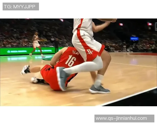 杨瀚森拼抢地板球被亚当斯压住展现强硬风格值得称赞